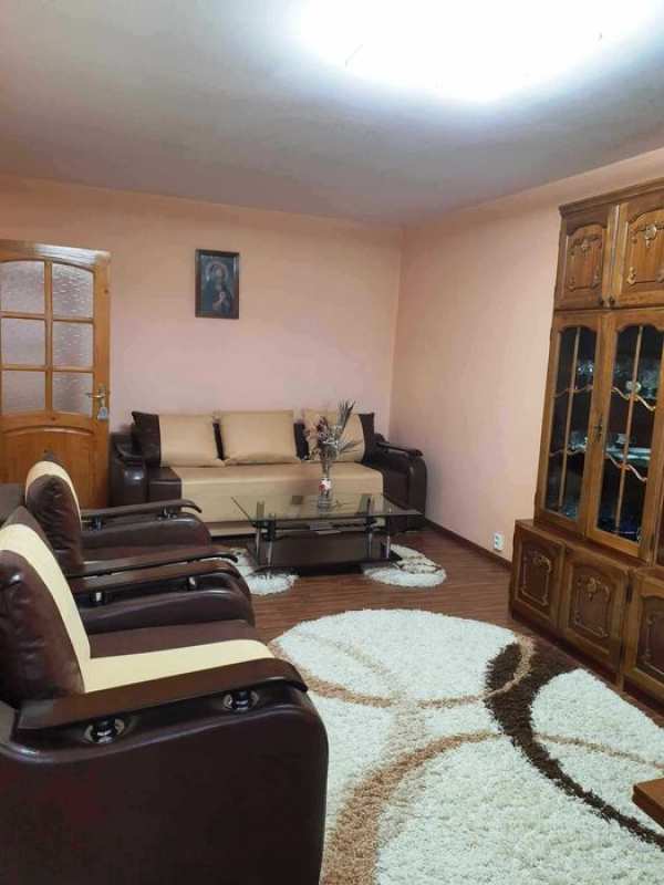 Apartament de vanzare cu 3 camere ,zona deal.