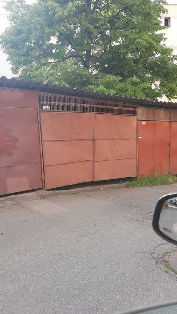 Închiriez garaj închis