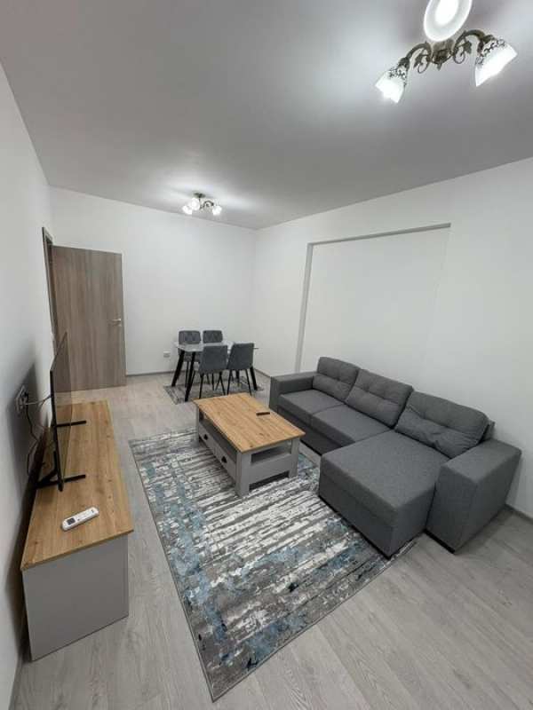 Închiriez apartament
