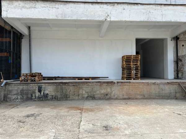 inchiriez  sau vand depozit suprafata utila 200mp