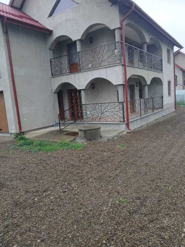 Casa tip vila de închiriat la cheie