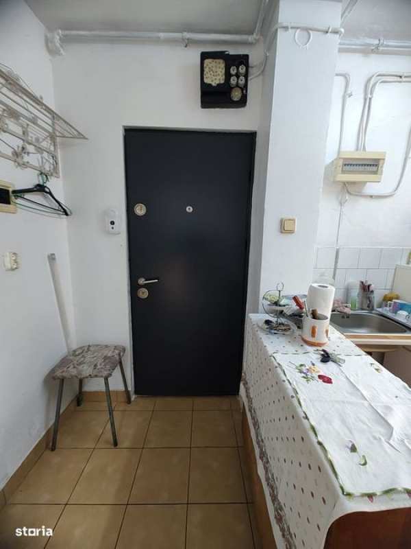 Vand garsoniera,decomandata,parter,zona Marasti-politia municipiului