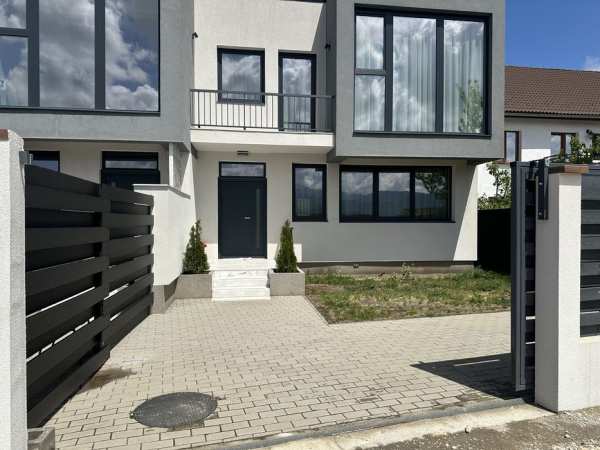 Casa moderna tip duplex de vanzare sau inchiriere pe termen lung
