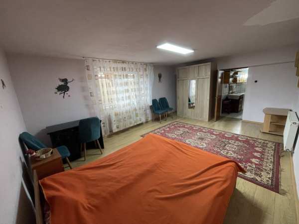 Inchiriez apartament la casa
