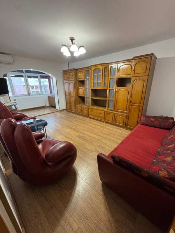 Inchiriez apartament 2 camere decomandat zona Parc tei spital Moinesti
