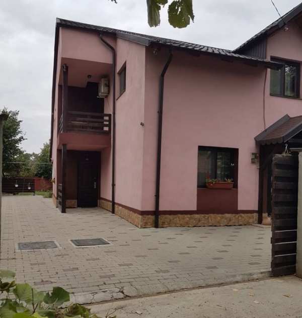 Casa in Tecuci lângă bulevard cu 8camere, 3bai, terasa, foișor, beci