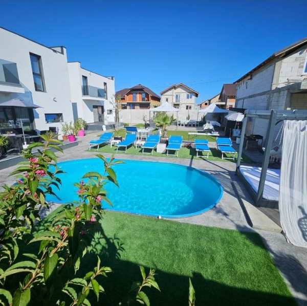 Vila de lux cu piscina de inchiriat