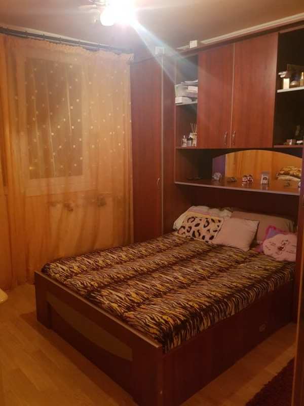 Închiriez Ap 2 camere decomandat  rogerius