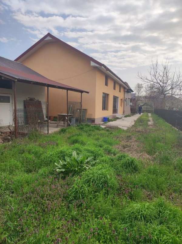 Vand casa la intrare in Tatulesti la strada principala