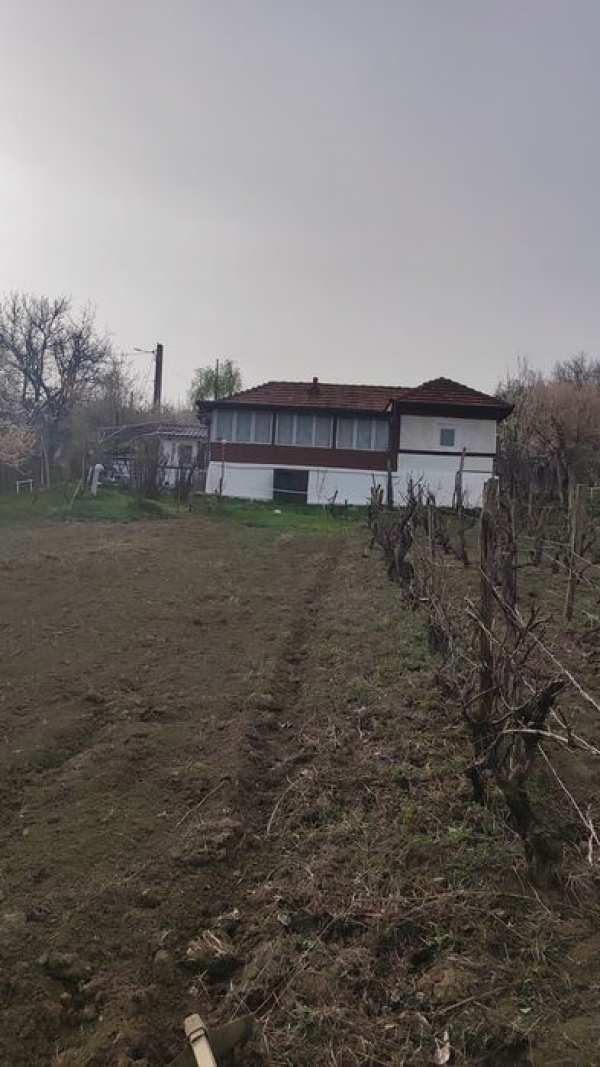 Casă de vânzare sau schimb cu apartament/garsonieră în Sector 6 Buc.