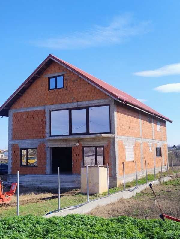 Casa de vânzare la rosu