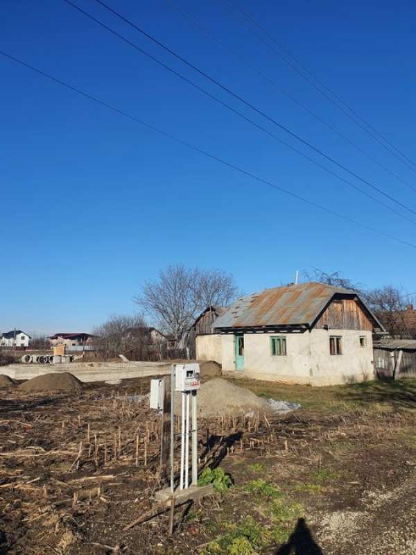 Teren cu construcții (1800m patrați)