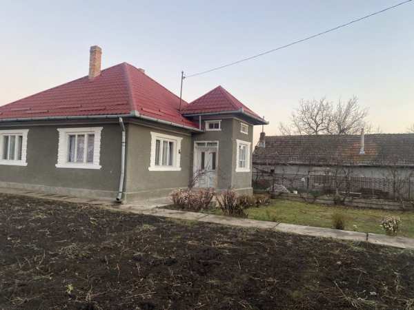 Vand casa in livada