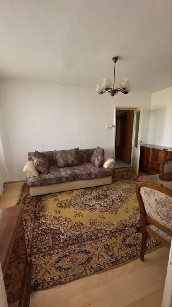 Apartament de Închiriat 3 camere semidecomandat