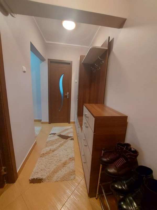 Inchiriez apartament