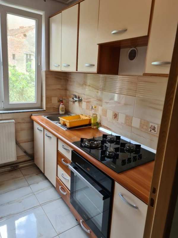 Dau spre închiriere apartament doua camere central