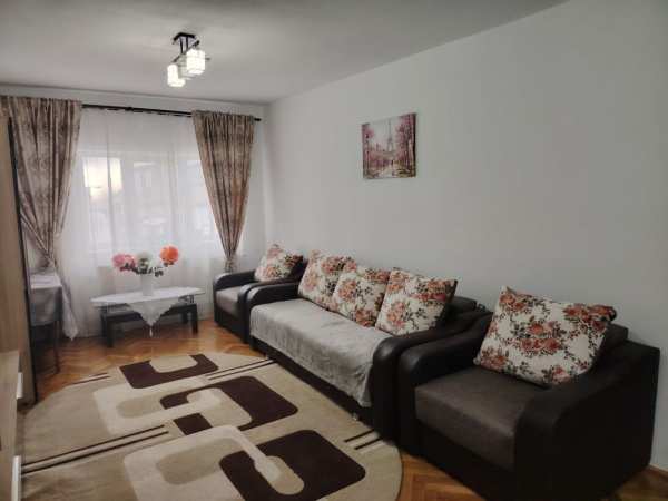 Închiriez apartament 3 camere