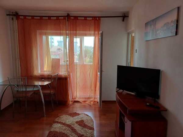 Garsoniera renovata in 1 mai, et 3