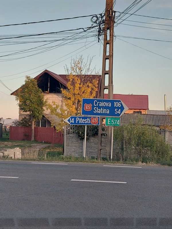 Teren intravilan si casa la tara