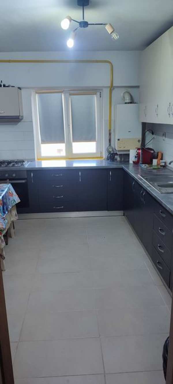 Închiriez apartament cu 4 camere