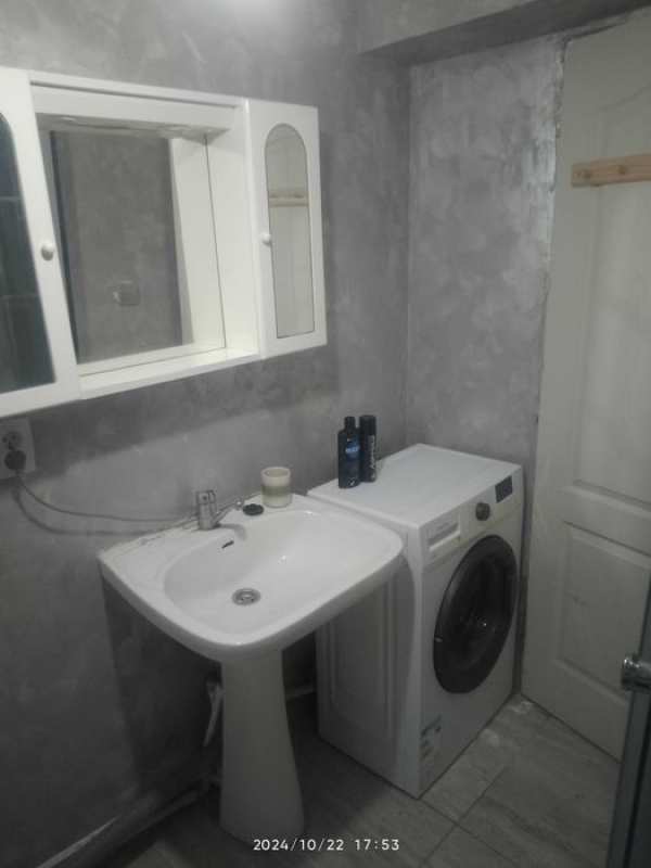 Închiriez apartament 4 camere etaj 1 la casa zona buna