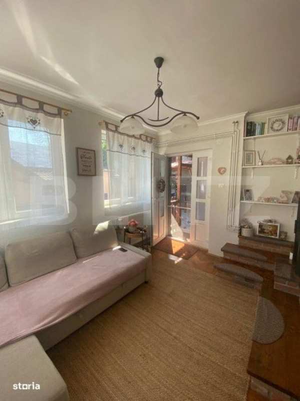 Doua apartamente la casa de vanzare, cu 3 camere, 90 mp, zona centrala