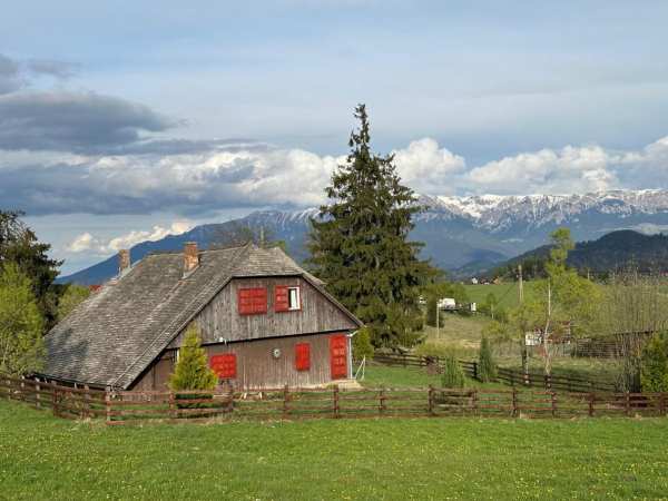 Vand casă de vacanță la ȘIRNEA - zona MOIECIU