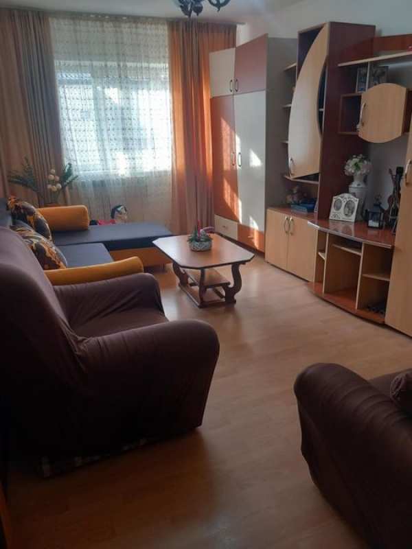 Închiriez apartament cu 2 camere,