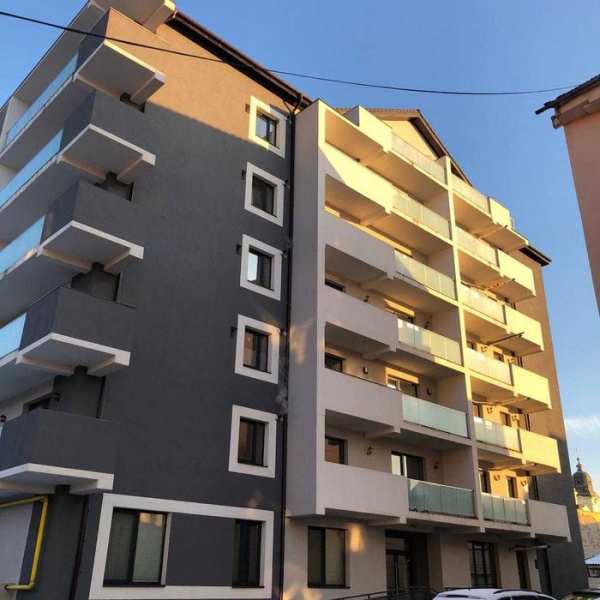 Închiriez apartament 2 camere cu parcare inclusa