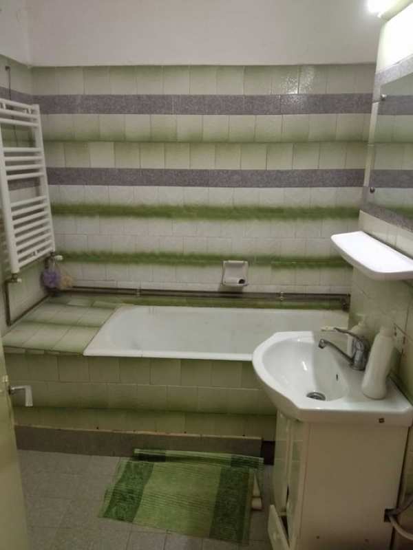 Închiriez apartament cu 3 camere pe durata lunga