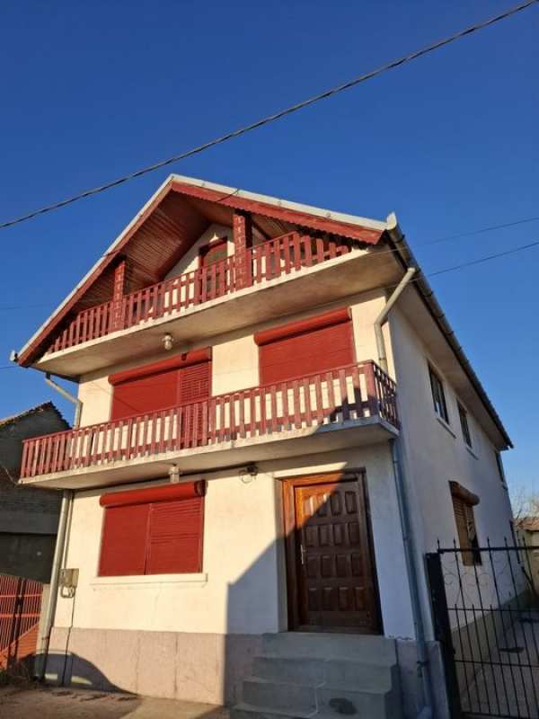 Vand sau schimb cu diverse  ieftin  vila cu vedere la Dunăre 36000