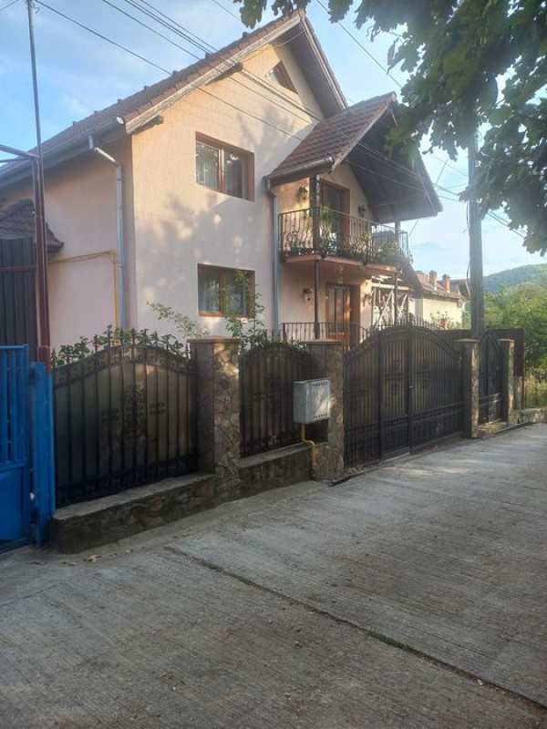 Inchiriez casa de revelion