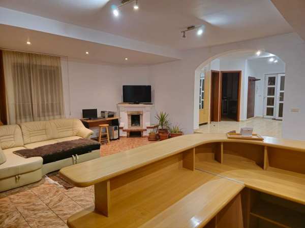 Închiriez casa mare 5 camere, mobilată/nemobilata, Parneava-Arad