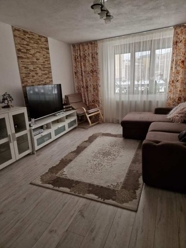 Închiriez apartament 3 camere