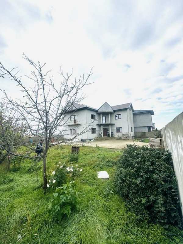 Casa de vanzare Lazu