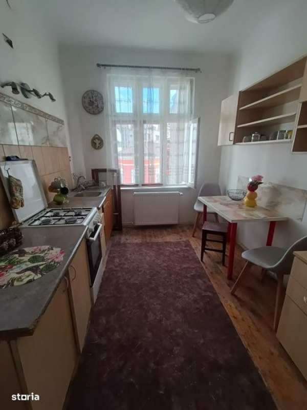 inchiriere apartament intr-o casa cu curte