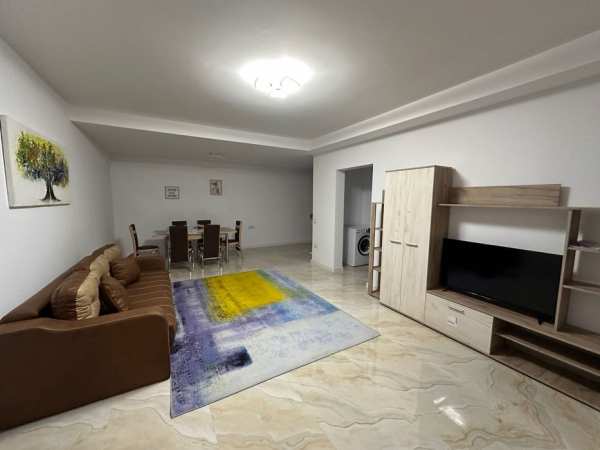 Închiriez apartament cu curte în comuna Lumina