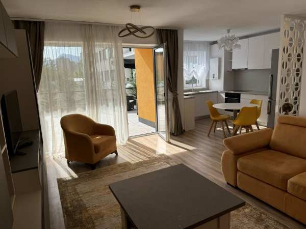 Inchiriez apartament cu 2 camere si terasa central