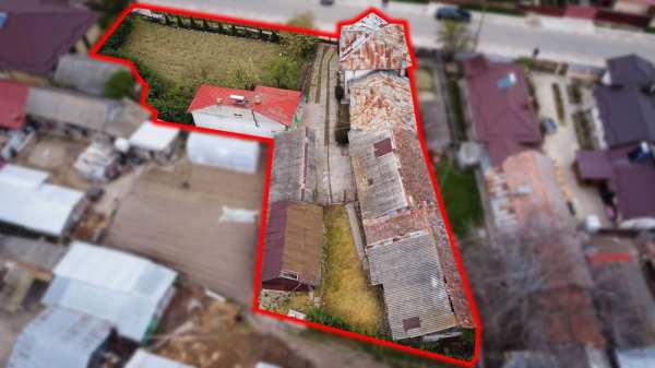 Casa cu etaj (6 camere) + Casa cu 3 camere + Anexe + Teren 1170 mp