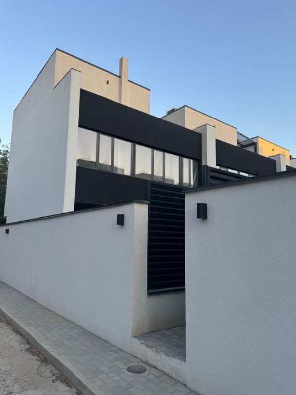 Vila de inchiriat aproape de Iancu Nicolae