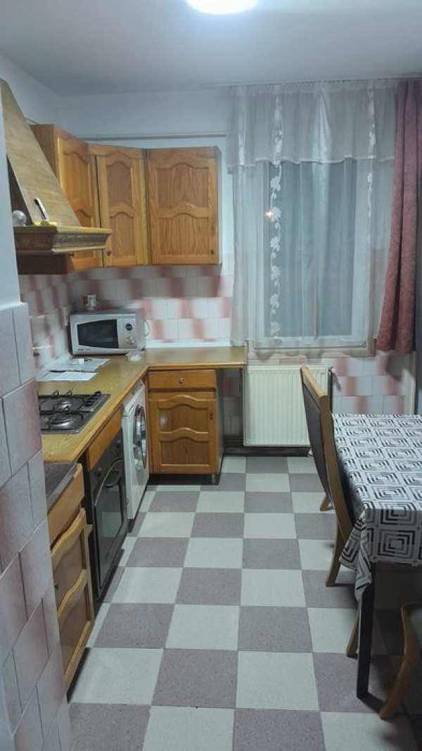 Închiriez apartament cu 2 camere