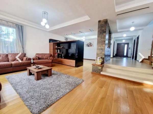 Proprietar, vand casa de lux