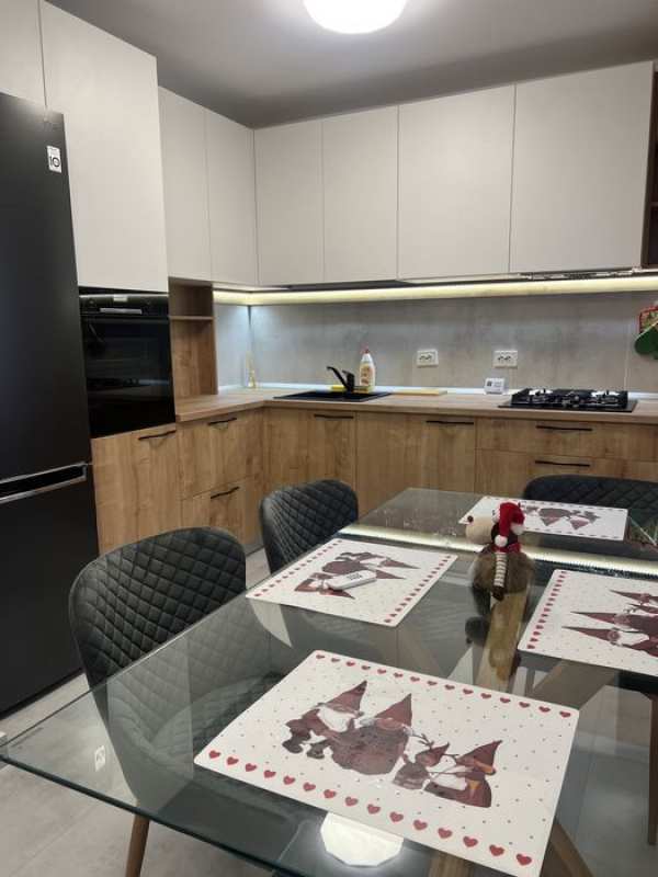 Inchiriez apartament 3 camere