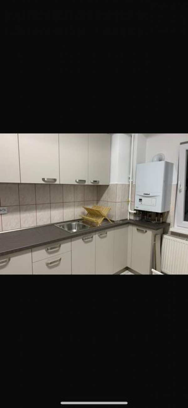 Dau în chirie apartament 3 camere centru