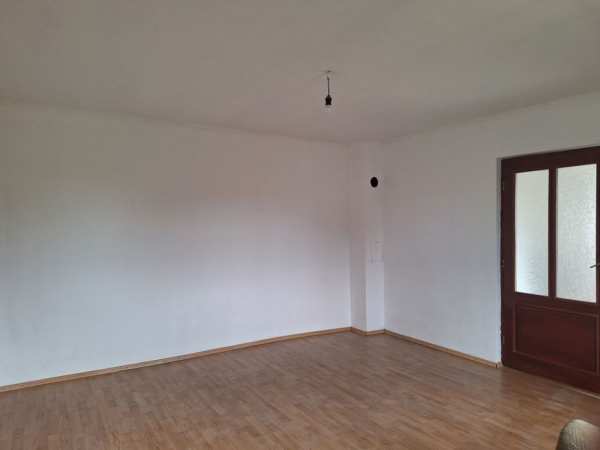 Vand casa cu 2 camere