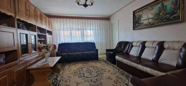 Vand apartament 2 camere decomandat Moinesti