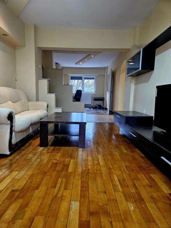 Închiriez apartament 4 camere cu dotări moderne, în Arad.