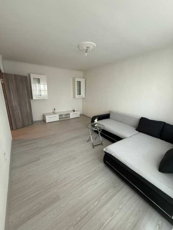 Apartament cu 3 camere in pitesti bd. Balcescu etaj 5 de inchiriat