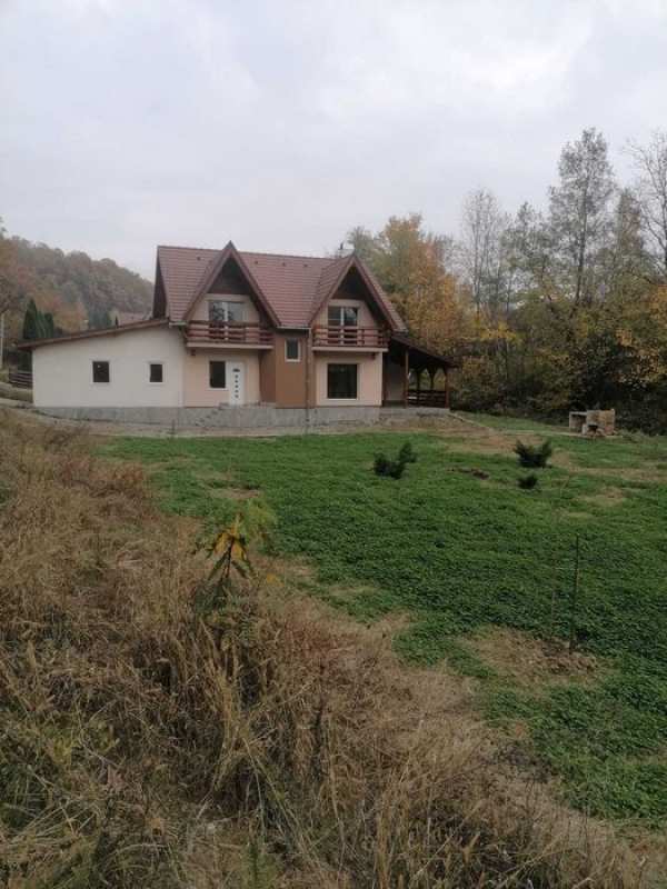 Închiriez casa noua în Carbunari, la 12 km de Baia Mare.