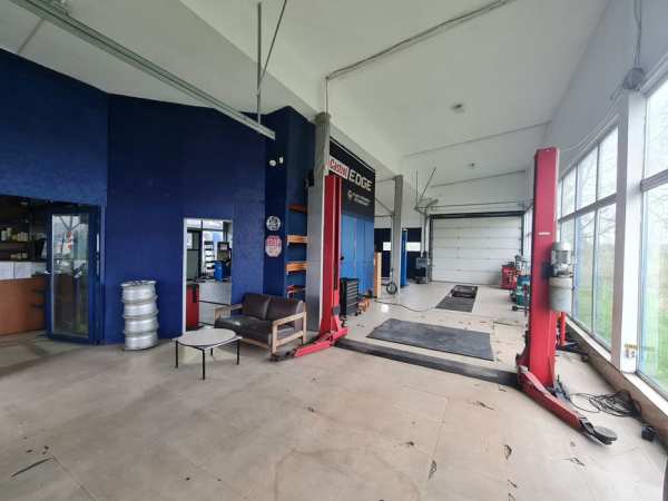 Închiriez service auto complet utilat și funcțional
